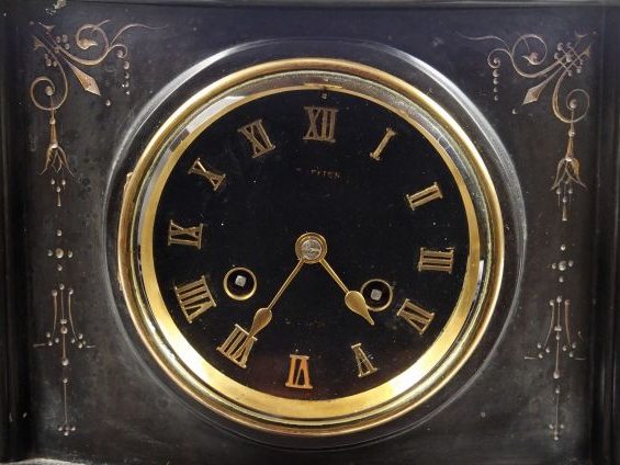 Pendule XIXème en marbre noir et bronze, à patine brune figurant une a