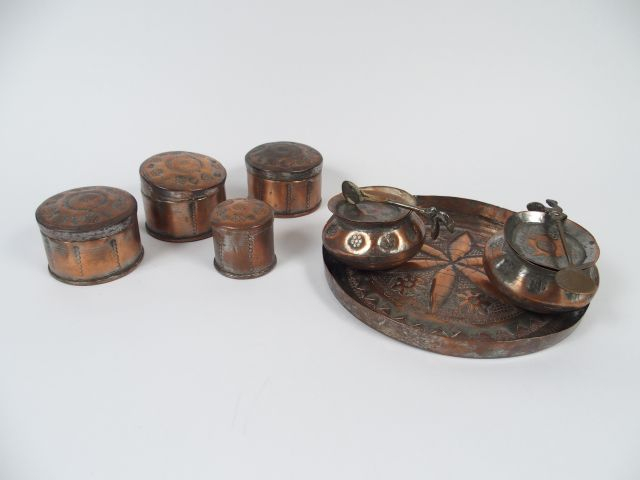 Service de toilette en cuivre gravé comprenant quatre pots, deux bols 