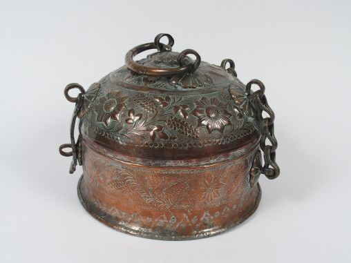 Service de toilette en cuivre gravé comprenant quatre pots, deux bols 