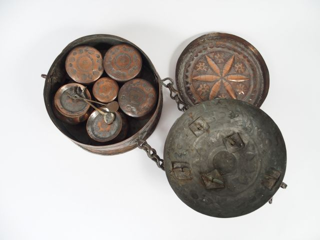 Service de toilette en cuivre gravé comprenant quatre pots, deux bols 