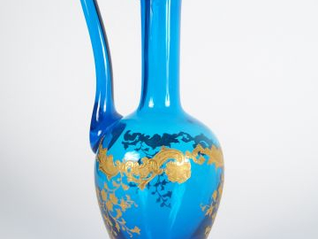 Aiguière en cristal de St Louis à décor de rinceaux dorés sur fond ble