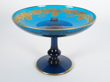 Petite coupe en cristal de St Louis à décor de rinceaux dorés sur fond