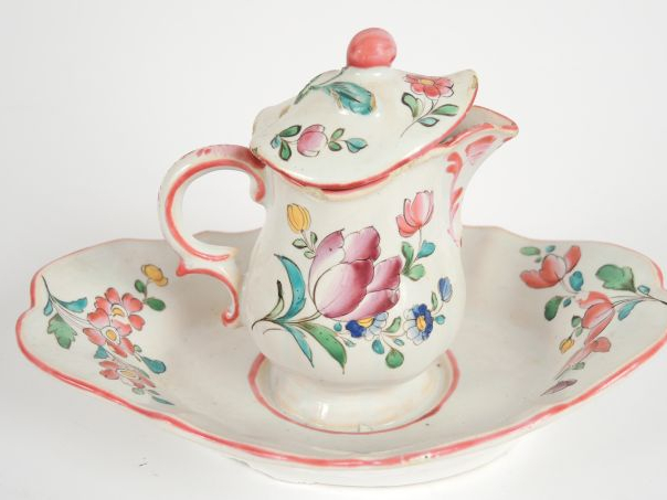 Petit crémier de style Louis XV en faïence de l'Est, à décor de fleurs