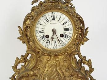 Pendule de style rocaille en bronze cadran marqué WILLIEZ à Aix en Pro
