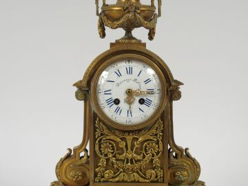Pendule de style Louis XVI en bronze doré, à décor de feuilles d'acant