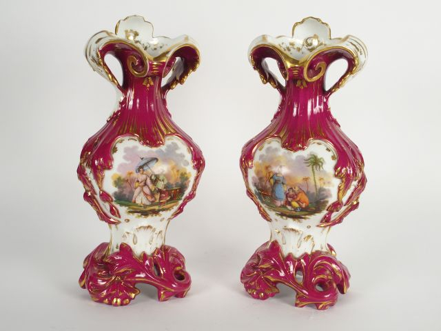 Paire de vases Napoléon III en porcelaine de Paris, à décor de chinois
