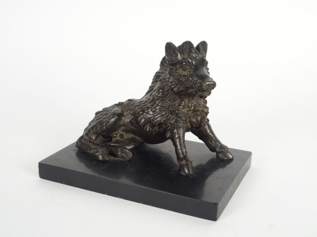 Sculpture 1900 en bronze à patine brune "Sanglier assis". Socle en mar