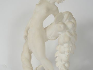 Sculpture 1900 en marbre blanc 'allégorie de l'abondance'. H. 27 cm.