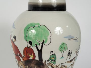 Pot couvert en porcelaine de Chantilly à décor polychrome d'une scène 