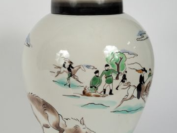 Pot couvert en porcelaine de Chantilly à décor polychrome d'une scène 