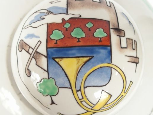 Pot couvert en porcelaine de Chantilly à décor polychrome d'une scène 