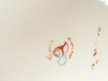 Pot couvert en porcelaine de Chantilly à décor polychrome d'une scène 