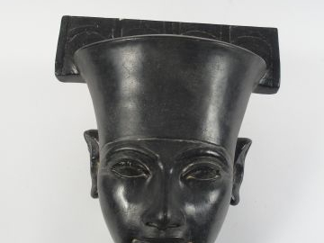 Sculpture en plâtre patiné noir 'Masque d'Egyptien'. H. 36 cm (petit é