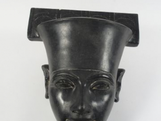 Vente aux enchères Sculpture en plâtre patiné noir 'Masque d'Egyptien'. H. 36 cm (petit é