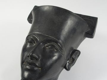 Sculpture en plâtre patiné noir 'Masque d'Egyptien'. H. 36 cm (petit é