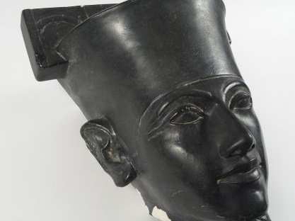 Sculpture en plâtre patiné noir 'Masque d'Egyptien'. H. 36 cm (petit é
