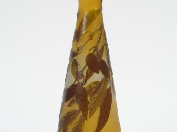 GALLE. Vase en verre gravé en camée à l'acide, de branchages d'olivier