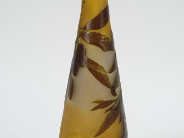 GALLE. Vase en verre gravé en camée à l'acide, de branchages d'olivier