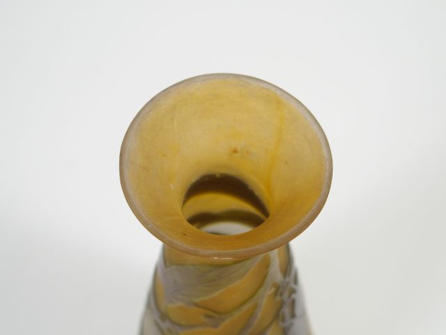 GALLE. Vase en verre gravé en camée à l'acide, de branchages d'olivier