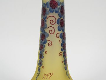 LEGRAS. Vase en verre gravé en camée à l'acide de guirlandes de fleurs