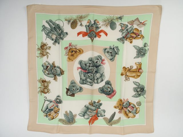 HERMES. Foulard "Confident des cœurs" dans sa boîte d'origine.