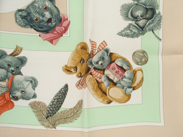 HERMES. Foulard "Confident des cœurs" dans sa boîte d'origine.