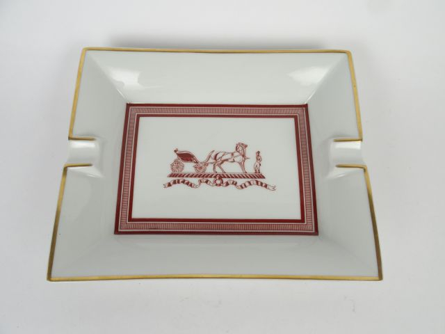 HERMES. Cendrier en porcelaine blanche à décor d'attelage.