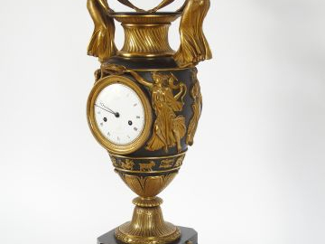 Belle pendule Empire en bronze patiné et doré, à décor de femmes ailée