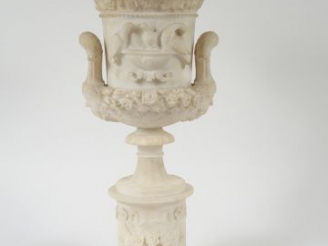 Vente aux enchères Vase Restauration en albâtre sculpté à décor de guirlandes de fleurs, 