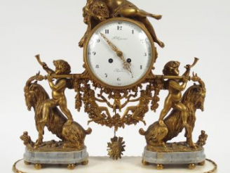 Vente aux enchères Pendule de style Louis XVI en bronze doré et marbre bicolore blanc et 