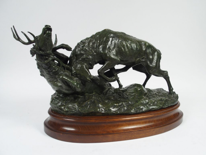 E. DAGONNET. "Combat de cerfs". Groupe en bronze à patine verte, signé