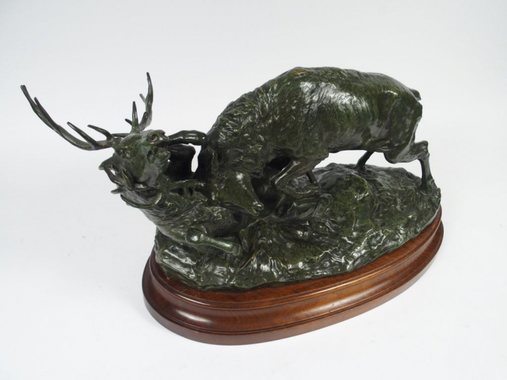 E. DAGONNET. "Combat de cerfs". Groupe en bronze à patine verte, signé