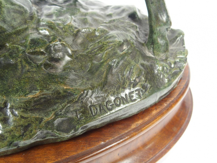 E. DAGONNET. "Combat de cerfs". Groupe en bronze à patine verte, signé