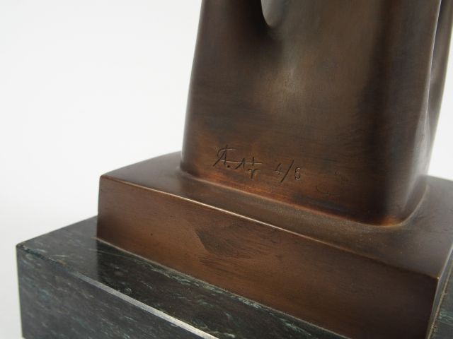 Ecole Xxème. Sculpture en bronze 'Totem'. Monogrammée et numérotée 4/5