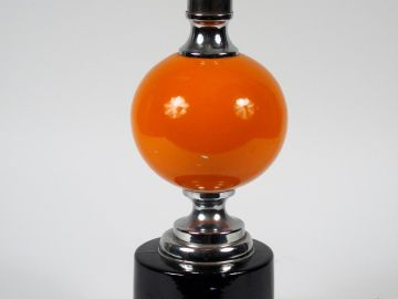 Lampe 1970 en métal chromé et céramique bicolore. H. 44,5 cm.