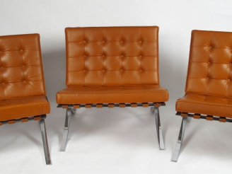 Vente aux enchères Mies Van der Rohe. Suite de 3 fauteuils 'Barcelona', garniture de cuir