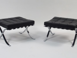 Vente aux enchères Mies Van Der Rohe. 2 repose-pieds 'Barcelona', garniture de cuir en bo