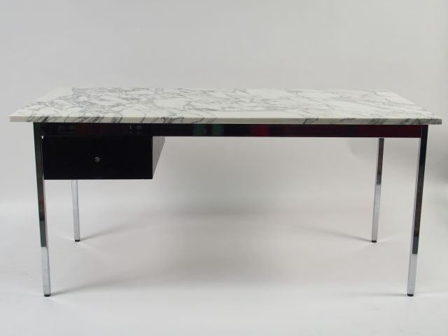 Bureau plat moderne dessus marbre blanc et gris piètement métallique.