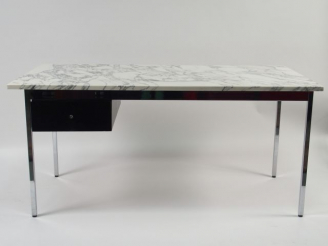 Vente aux enchères Bureau plat moderne dessus marbre blanc et gris piètement métallique.