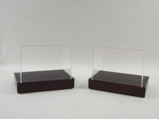 Vente aux enchères Paire de tables basses en plexi, socles en bois.