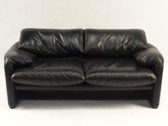 Vente aux enchères Canapé deux places en cuir noir.