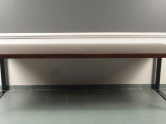 Vente aux enchères Grand bureau plat moderne en bois et métal.