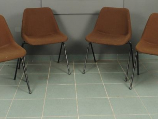 Vente aux enchères Robin DAY   HILLE Suite de quatre chaises coque modèle 675 en PVC avec