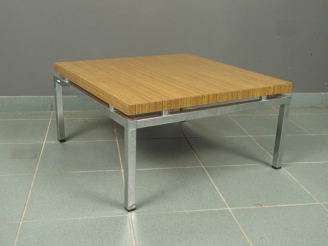 Vente aux enchères Table basse carrée à plateau stratifié, piètement en métal chromé. Cir