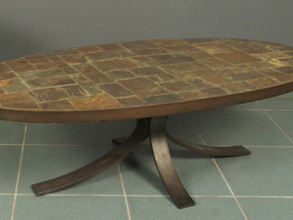 Vente aux enchères Table basse de forme ovale à plateau de carreaux de céramique, pièteme