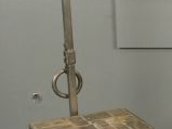 Vente aux enchères Lampadaire en forgé à une tablette dont le plateau est garni de carrea