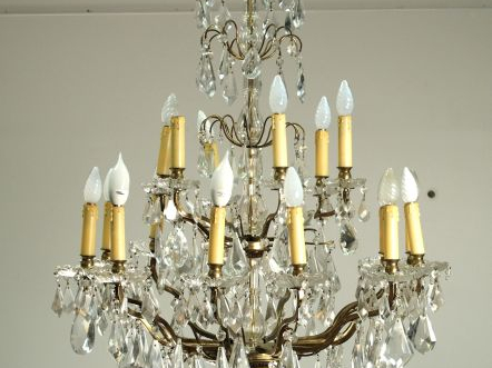 Lustre à pampilles de cristal et bronze de style Louis XV, éclairant à