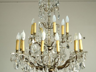 Vente aux enchères Lustre à pampilles de cristal et bronze de style Louis XV, éclairant à