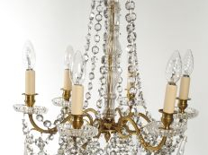 BACCARAT. Paire de lustres en bronze doré à six lumières à pampilles d