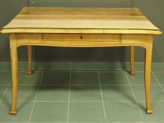 Vente aux enchères MAJORELLE (Attribué à). Bureau plat Art Nouveau en frène, ouvrant à de